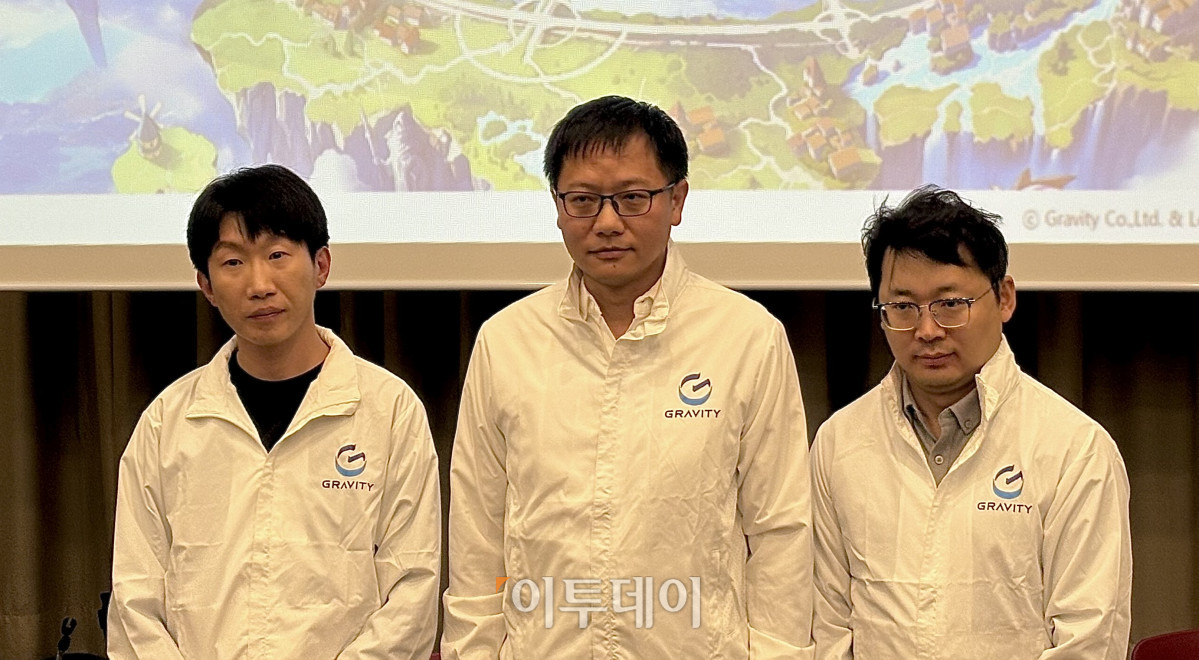 ▲13일 부산광역시 벡스코에서 열린 지스타 2025의 그라비티 합동인터뷰에서 (사진 왼쪽부터) 선상웅 라그나로크 어비스 사업 PM, 자오 강 디렉터, 잭 리 해외 비즈니스 디렉터가 기자들의 질문에 답하고 있다. (임유진 기자 newjean@)