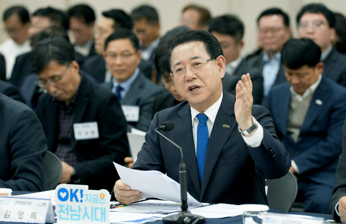 ▲김영록 전라남도지사가 여수시청 대회의실에서 '여수시 정책비전 투어'  등 인사말을 하고 있다. (사진제공=전남도)