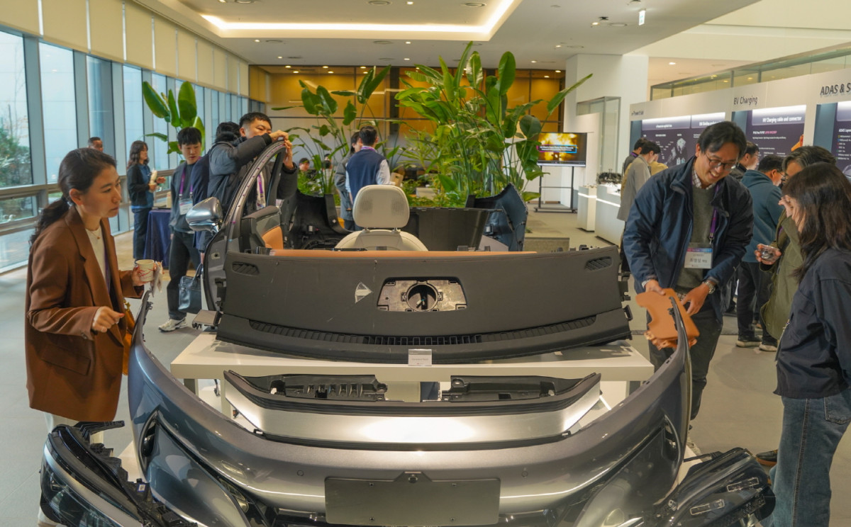 ▲LG화학 오산 CS캠퍼스에서 진행된 전기차 소재 콘퍼런스 ‘2025 EM BU Teardown Conference’에서 LG화학 임직원이 고객에게 제품을 설명하고 있다. (사진= LG화학)