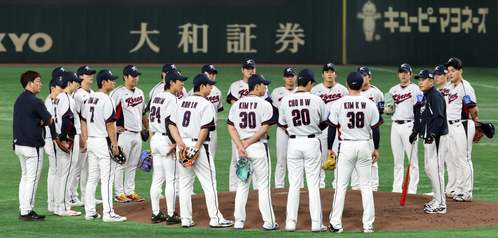 ▲야구대표팀 이동욱 코치와 선수단이 13일 일본 도쿄돔에서 열린 첫 훈련에서 대화하고 있다.  (연합뉴스)