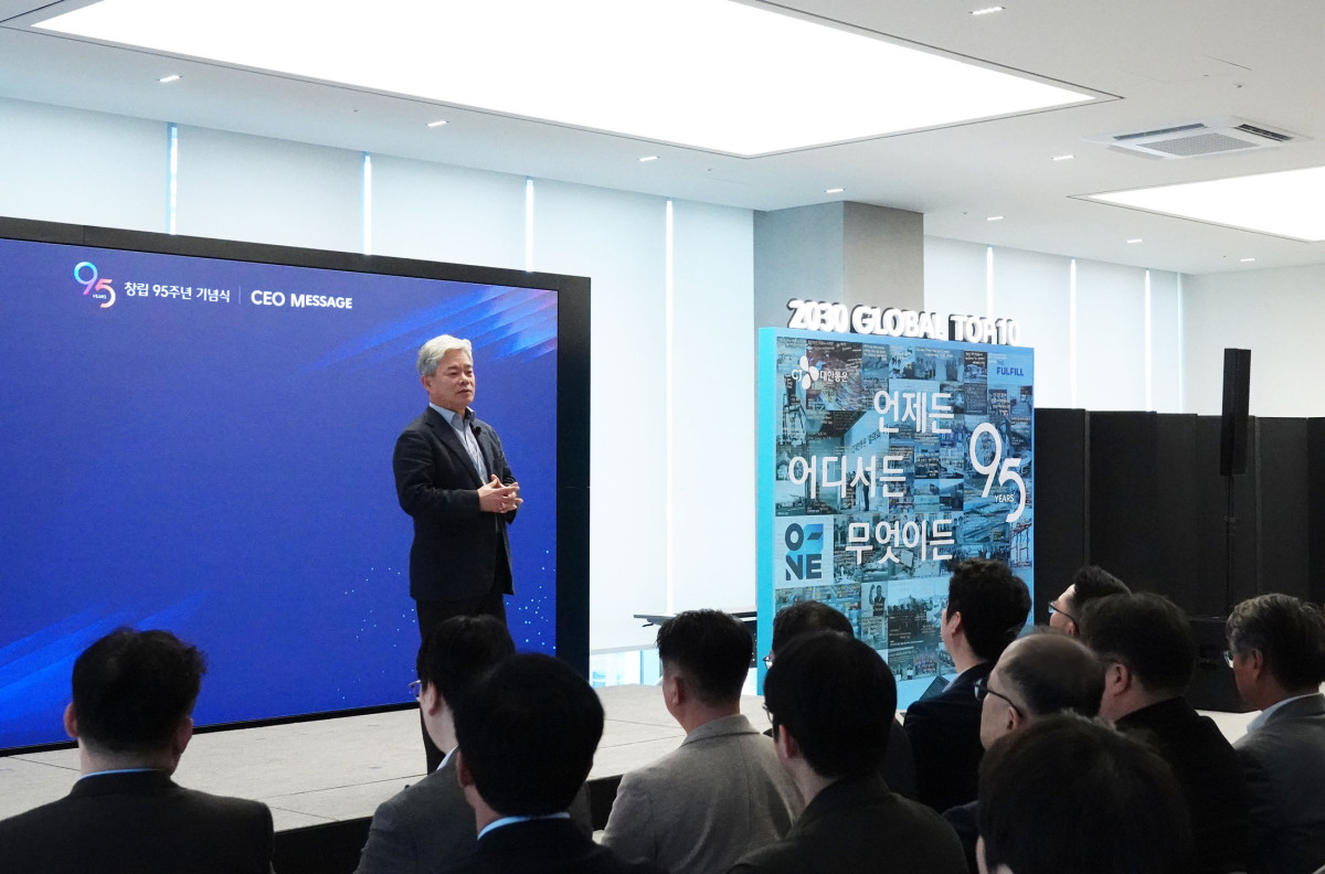 ▲13일 CJ대한통운 종로 본사에서 열린 95주년 창립기념 행사에서 신영수 대표가 발표하고 있다. 우측 구조물은 100개의 CJ대한통운 헤리티지 조각으로 구성된 'Vision Wall'. (사진=CJ대한통운)