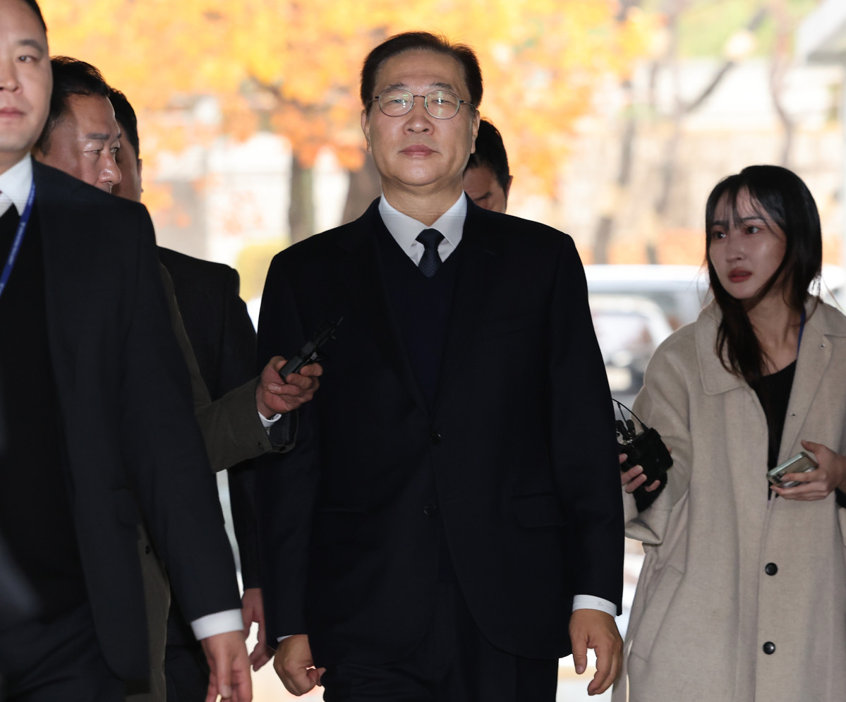 ▲내란 중요임무 종사 및 직권남용 권리행사 방해 혐의로 구속영장이 청구된 박성재 전 법무부 장관이 13일 서울 서초구 서울중앙지법에서 열린 구속 전 피의자 심문(영장실질심사)에 출석하기 위해 법정으로 향하고 있다.  (연합뉴스)