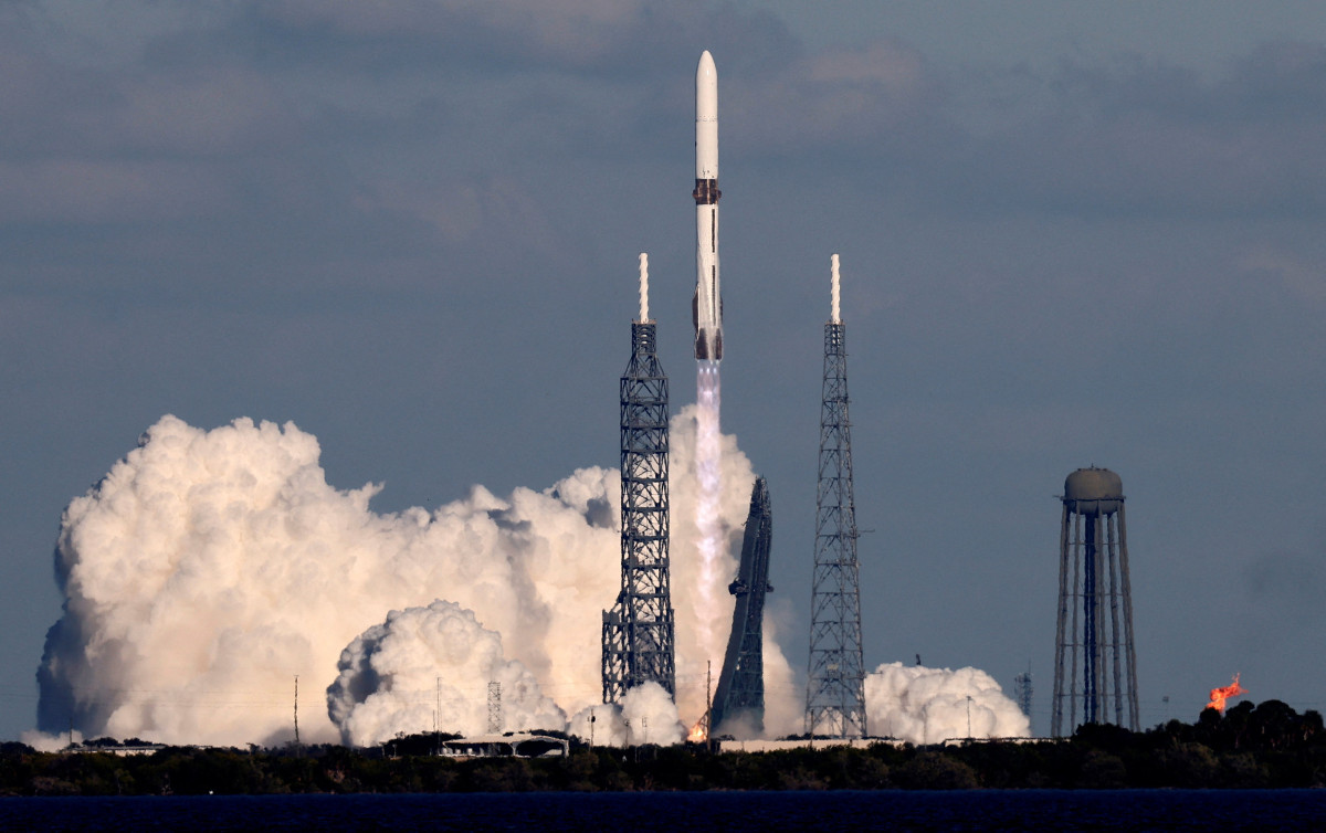 ▲블루오리진의 로켓 '뉴 글렌'이 13일(현지시간) 미국 플로리다주 케이프 커내버럴 우주군 기지에서 발사되고 있다. (로이터/연합뉴스)