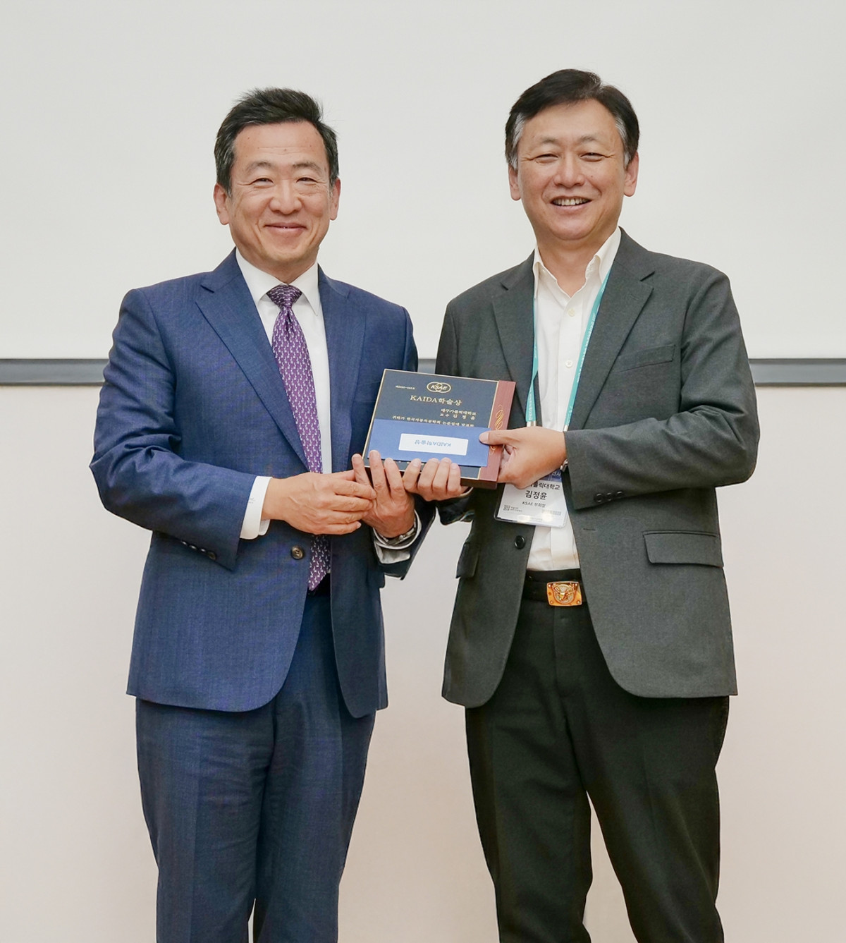 ▲한국수입자동차협회(KAIDA)가 13일 부산항 국제전시컨벤션센터(BPEX)에서 열린 ’2025 한국자동차공학회(KSAE) 추계학술대회’ 정기총회에서 ’제10회 KAIDA 학술상’ 시상식을 진행했다. 수상자 김정윤(오른쪽) 대구가톨릭대학교 미래자동차공학과 교수와 정윤영 KAIDA  부회장. (사진=KAIDA)