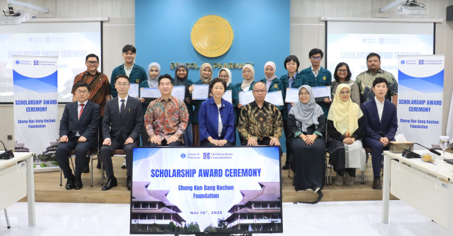 ▲인도네시아 반둥공과대학에서 열린 종근당고촌재단 해외 장학증서 수여식에서 관계자와 장학생들 기념촬영하고 있다.  (사진제공=종근당)