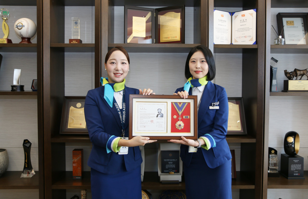 ▲에어부산은 2012년부터 ‘사랑의 기내 모금활동’을 통해 마련한 모금액과 회사기여금을 대한적십자사에 기부해온 공로를 인정받아 대한적십자사로부터 회원 유공장 '명예장'을 수여 받았다. (사진=에어부산)