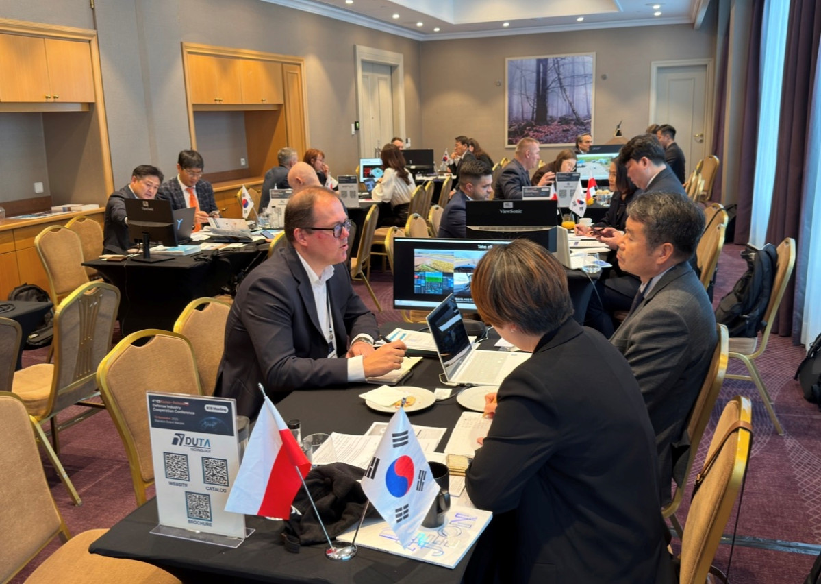 ▲코트라는 대전테크노파크와 함께 13일(현지시간) 폴란드 바르샤바에 방산 사절단을 파견해 1:1 비즈니스 상담회를 개최했다. 비즈니스 상담회에서 국내기업과 폴란드 현지 기업이 수출 상담을 진행하고 있다. (사진=코트라)