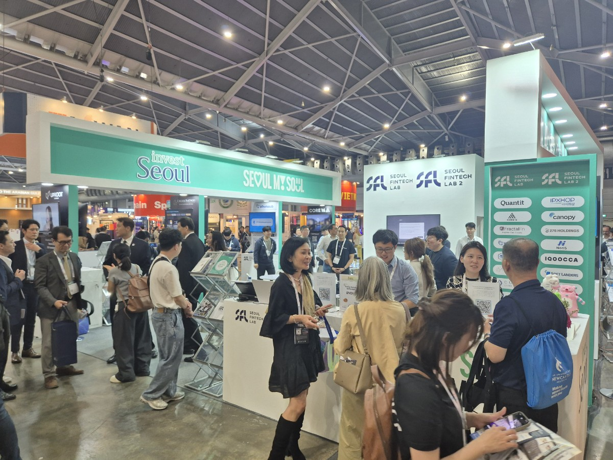 ▲싱가포르 핀테크 페스티벌에서 관람객들이 ‘서울핀테크랩’ 부스를 둘러보고 있다. (서울시)