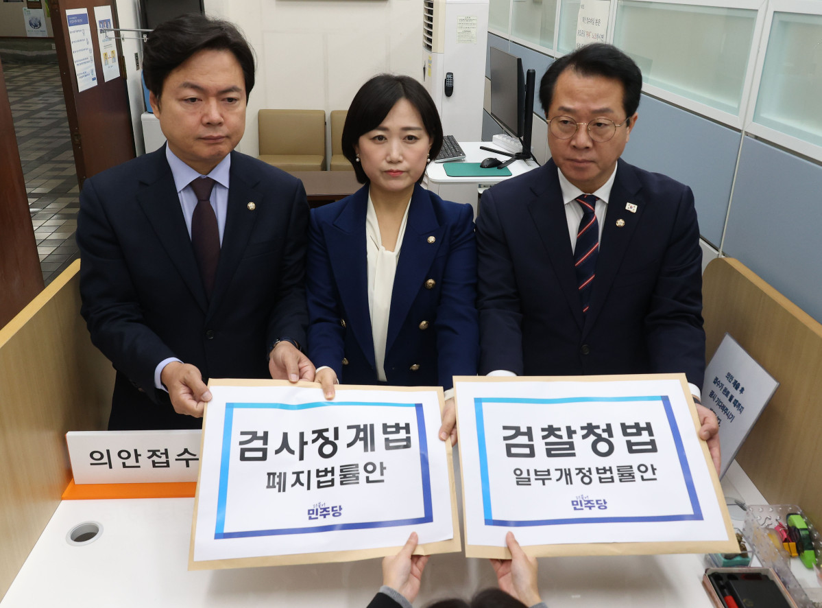 ▲더불어민주당 원내대변인들이 14일 서울 여의도 국회 의안과에 검찰청법·검사징계법 개정안을 제출하고 있다. (연합뉴스)