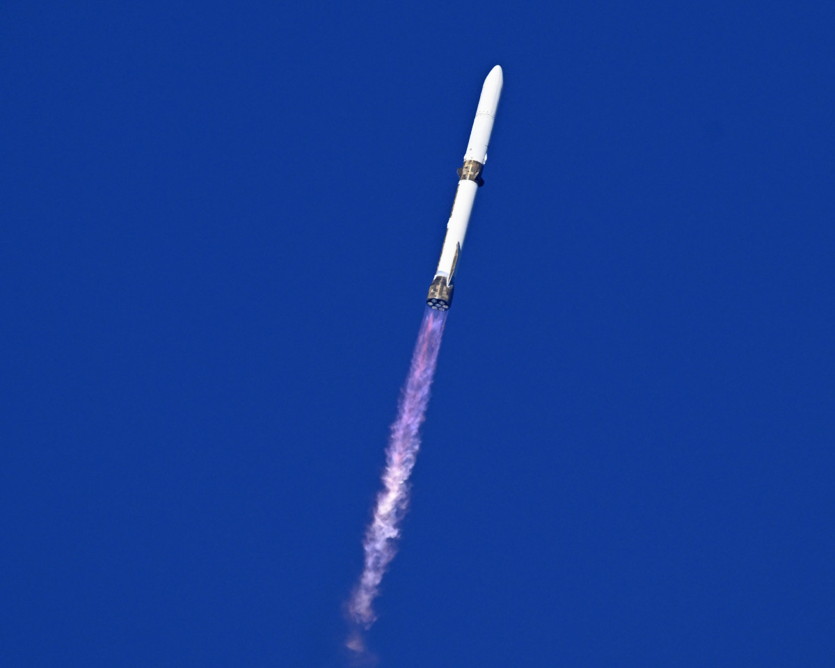▲13일(현지시간) 플로리다주 케이프커내버럴 우주군 기지에서 발사된 블루오리진의 '뉴 글렌' 로켓이 날아가고 있다. (플로리다/UPI연합뉴스)