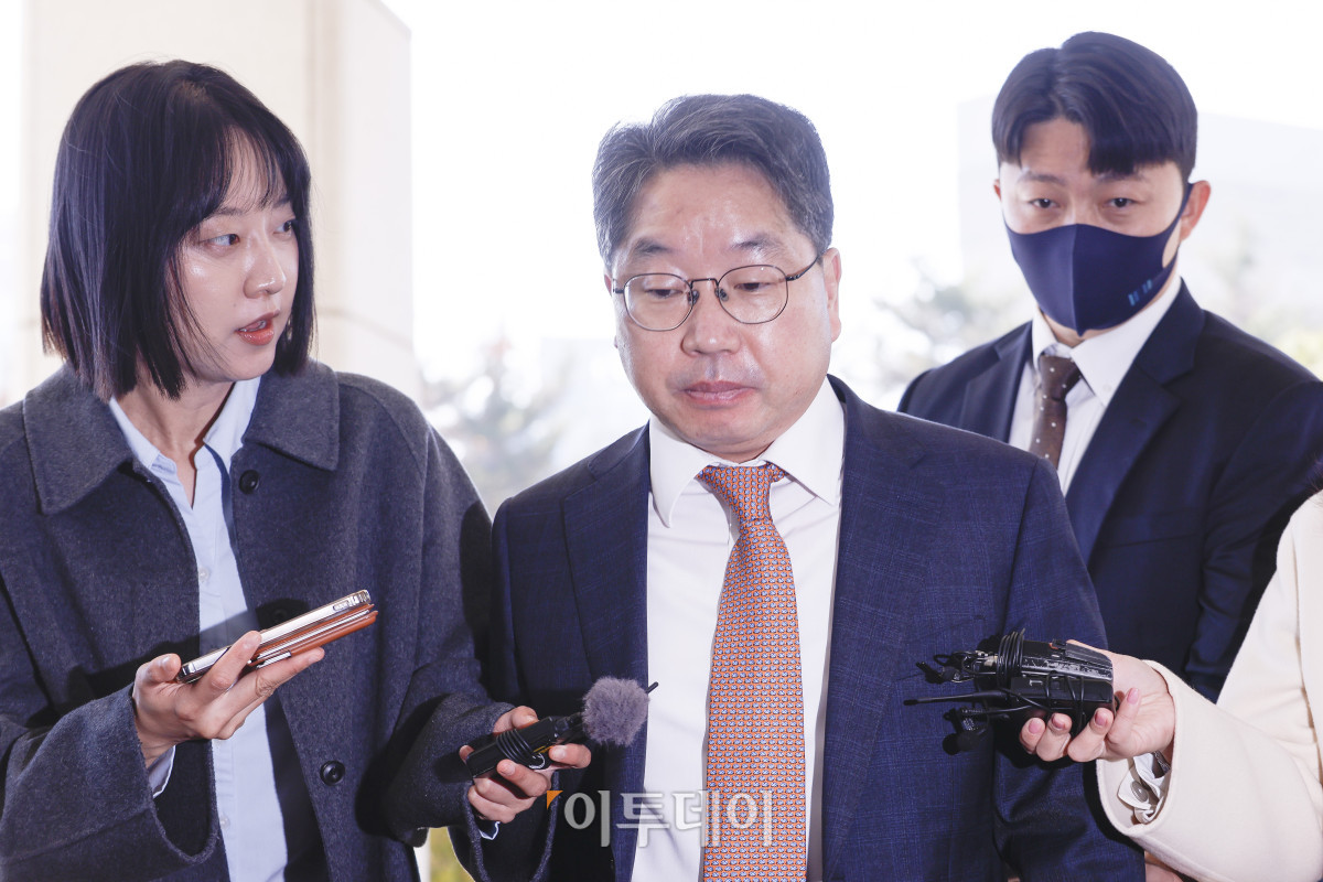 ▲'대장동 항소 포기' 논란 끝에 사표를 낸 노만석 검찰총장 직무대행이 14일 서울 서초구 대검찰청에 출근하고 있다. 노 대행은 이날 오전 10시30분 대검 본관 15층 대회의실에서 비공개 퇴임식을 가진다. 조현호 기자 hyunho@