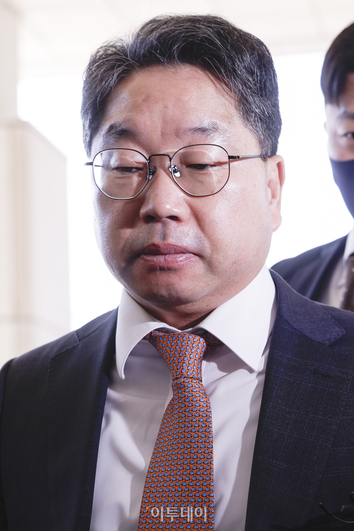 ▲'대장동 항소 포기' 논란 끝에 사표를 낸 노만석 검찰총장 직무대행이 14일 서울 서초구 대검찰청에 출근하고 있다. 노 대행은 이날 오전 10시30분 대검 본관 15층 대회의실에서 비공개 퇴임식을 가진다. 조현호 기자 hyunho@