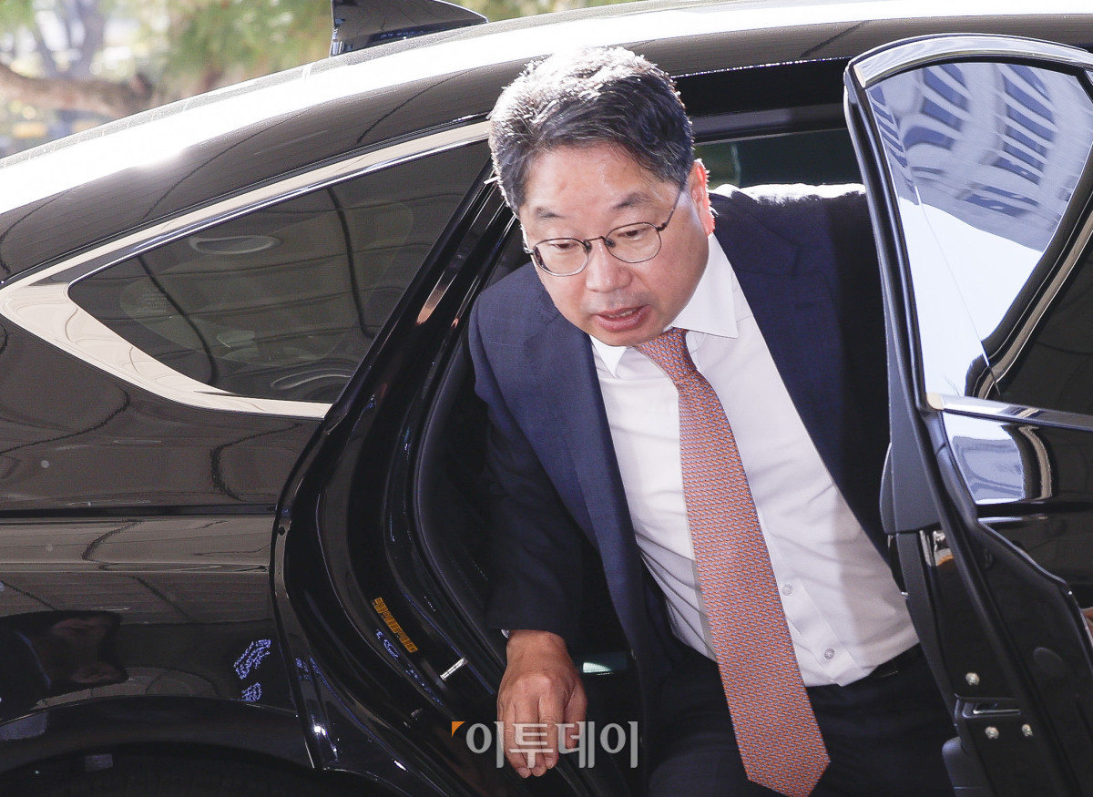 ▲'대장동 항소 포기' 논란 끝에 사표를 낸 노만석 검찰총장 직무대행이 14일 서울 서초구 대검찰청에 출근하고 있다. 노 대행은 이날 오전 10시30분 대검 본관 15층 대회의실에서 비공개 퇴임식을 가진다. 조현호 기자 hyunho@