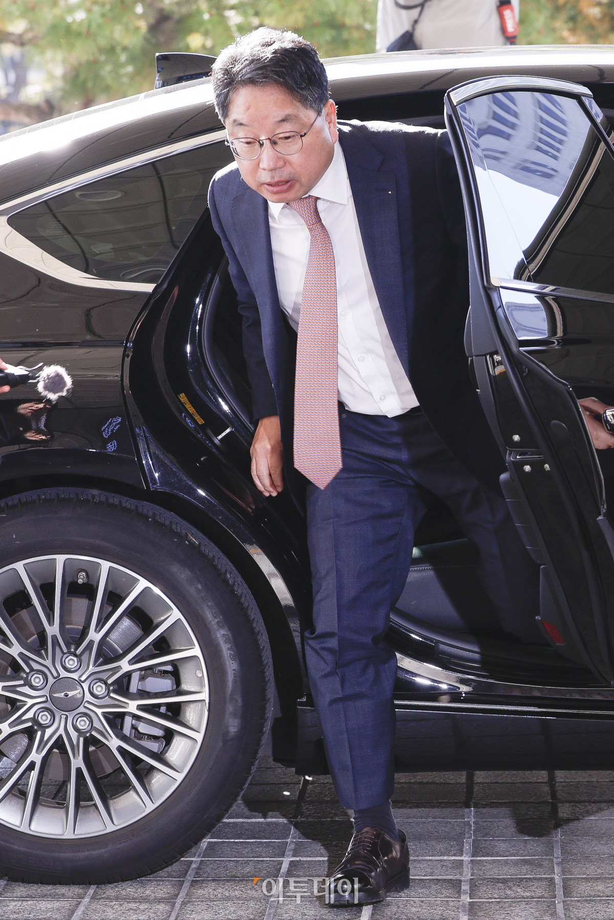 ▲'대장동 항소 포기' 논란 끝에 사표를 낸 노만석 검찰총장 직무대행이 14일 서울 서초구 대검찰청에 출근하고 있다. 노 대행은 이날 오전 10시30분 대검 본관 15층 대회의실에서 비공개 퇴임식을 가진다. 조현호 기자 hyunho@