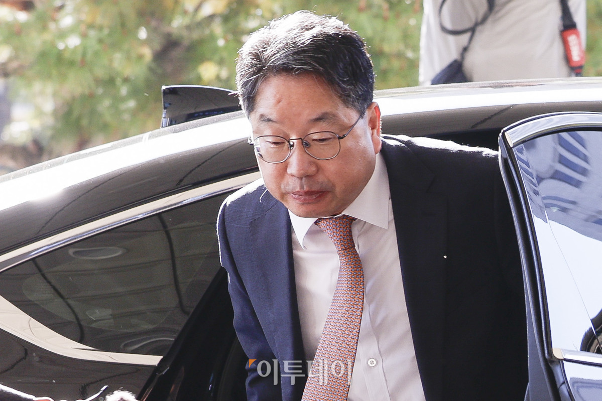 ▲'대장동 항소 포기' 논란 끝에 사표를 낸 노만석 검찰총장 직무대행이 14일 서울 서초구 대검찰청에 출근하고 있다. 노 대행은 이날 오전 10시30분 대검 본관 15층 대회의실에서 비공개 퇴임식을 가진다. 조현호 기자 hyunho@