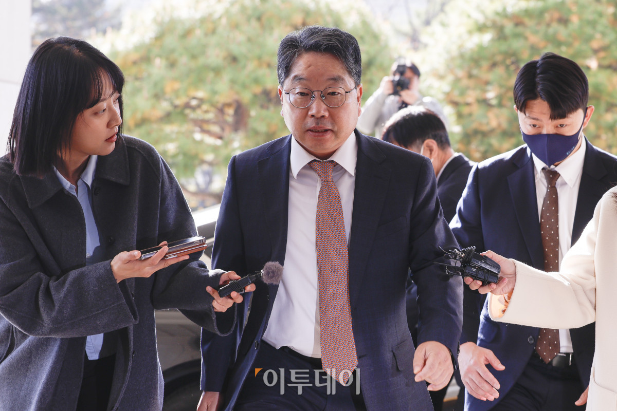 ▲'대장동 항소 포기' 논란 끝에 사표를 낸 노만석 검찰총장 직무대행이 14일 서울 서초구 대검찰청에 출근하고 있다. 노 대행은 이날 오전 10시30분 대검 본관 15층 대회의실에서 비공개 퇴임식을 가진다. 조현호 기자 hyunho@