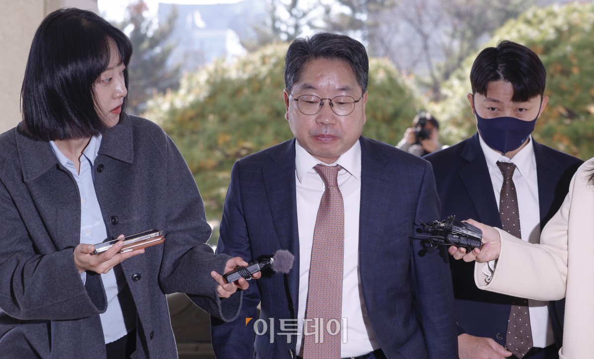 ▲'대장동 항소 포기' 논란 끝에 사표를 낸 노만석 검찰총장 직무대행이 14일 서울 서초구 대검찰청에 출근하고 있다. 노 대행은 이날 오전 10시30분 대검 본관 15층 대회의실에서 비공개 퇴임식을 가진다. 조현호 기자 hyunho@