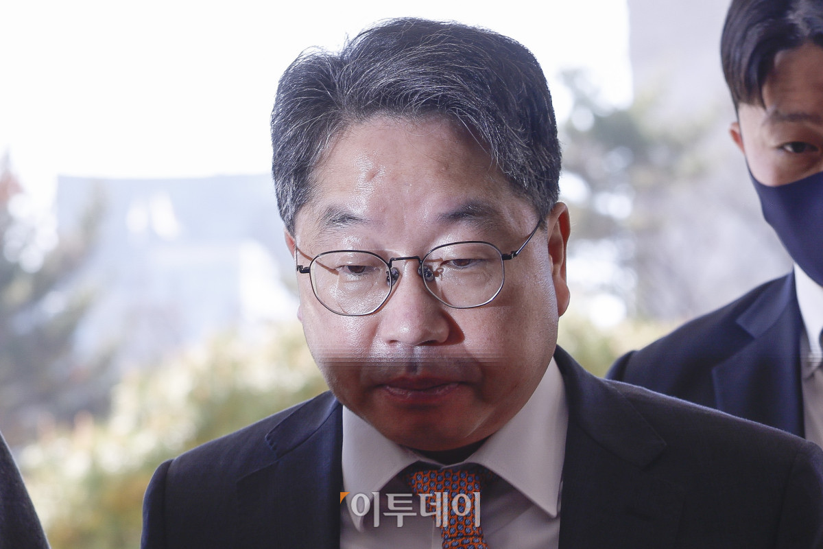 ▲'대장동 항소 포기' 논란 끝에 사표를 낸 노만석 검찰총장 직무대행이 14일 서울 서초구 대검찰청에 출근하고 있다. 노 대행은 이날 오전 10시30분 대검 본관 15층 대회의실에서 비공개 퇴임식을 가진다. 조현호 기자 hyunho@