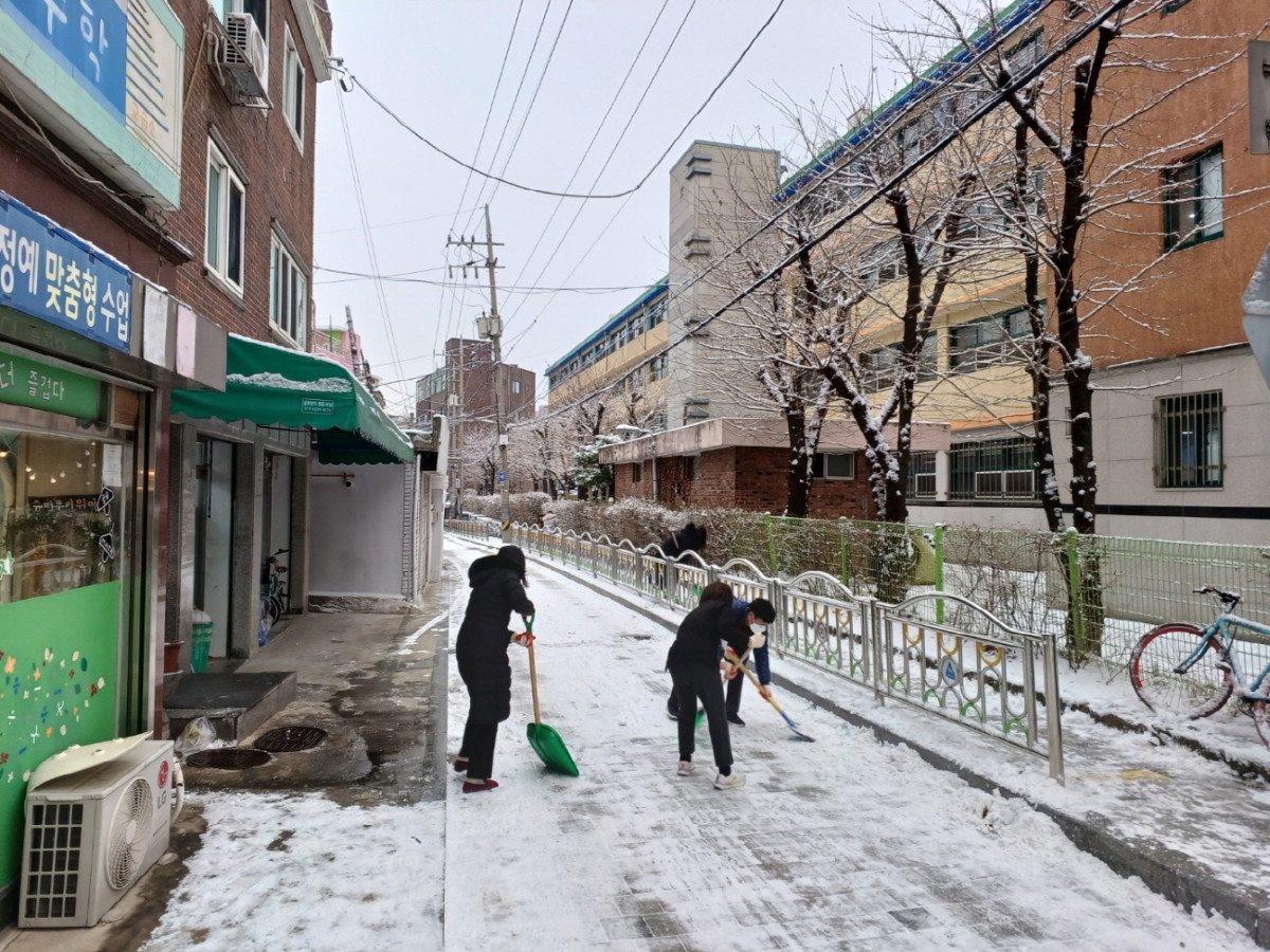 ▲지난해 구로구 주요 도로와 이면도로에 대한 제설작업을 실시하고 있다. (구로구청)