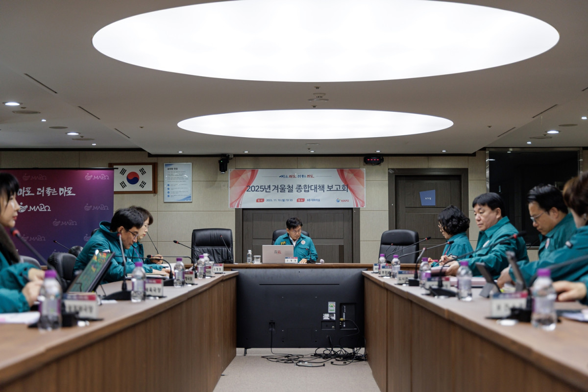 ▲2025년 겨울철 종합대책 보고회에 참석해 구민의 안전을 당부하는 박강수 마포구청장. (마포구청)