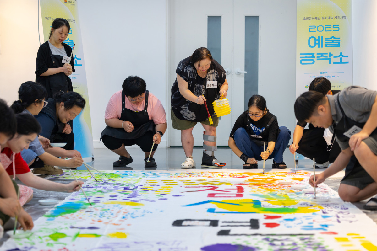 ▲호반문화재단이 문화소외계층을 대상으로 다양한 예술 교육과 창작 활동을 지원하는 ‘2025 예술공작소’를 진행했다. 예술공작소 참가자들이 정은혜 작가 수업에서 그림 그리기 실습을 하고 있다. (호반그룹)