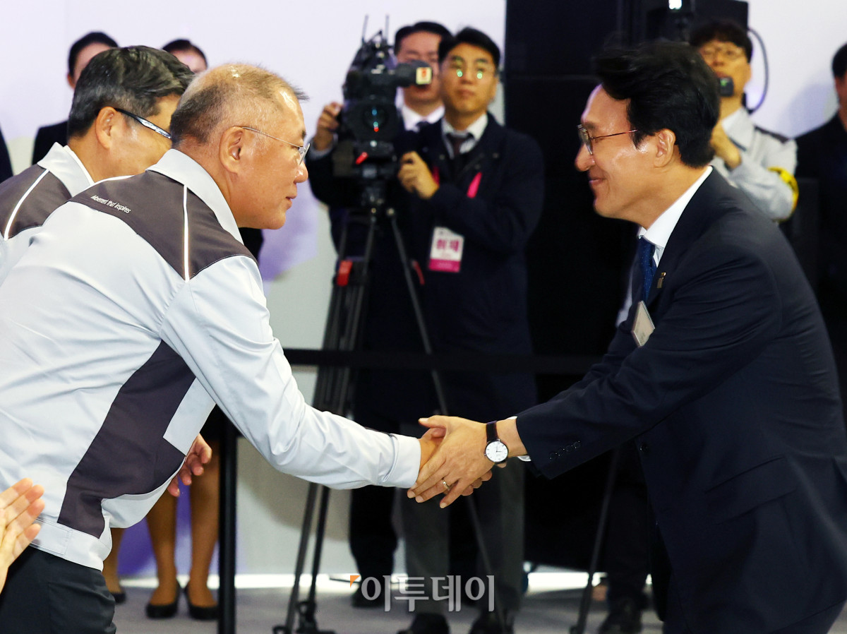 ▲김민석(오른쪽) 국무총리와 정의선 현대차그룹 회장이 14일 경기도 화성시 기아오토랜드 화성에 열린 기아 화성 EVO 플랜트 준공식 및 기공식에서 악수를 하고 있다. 청사사진기자단