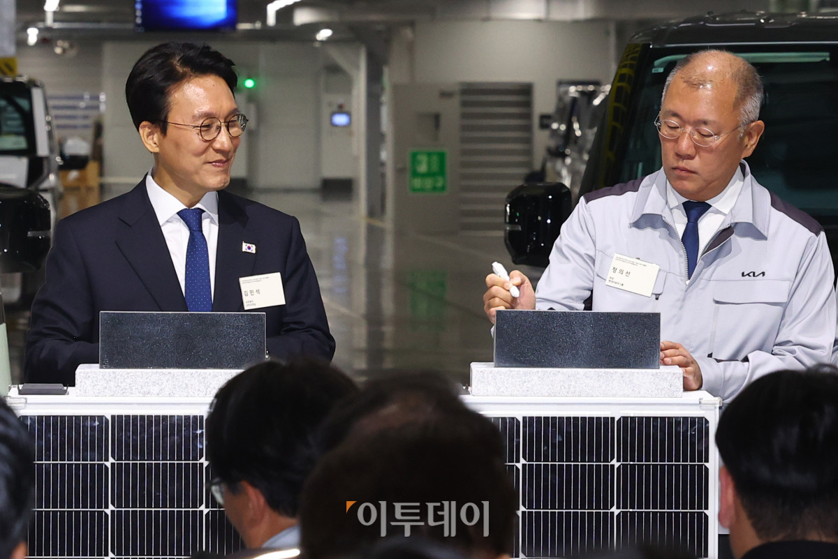▲김민석(왼쪽) 국무총리와 정의선 현대차그룹 회장이 14일 경기도 화성시 기아오토랜드 화성에 열린 기아 화성 EVO 플랜트 준공식 및 기공식에서 표시석에 서명을 하고 있다. 청사사진기자단