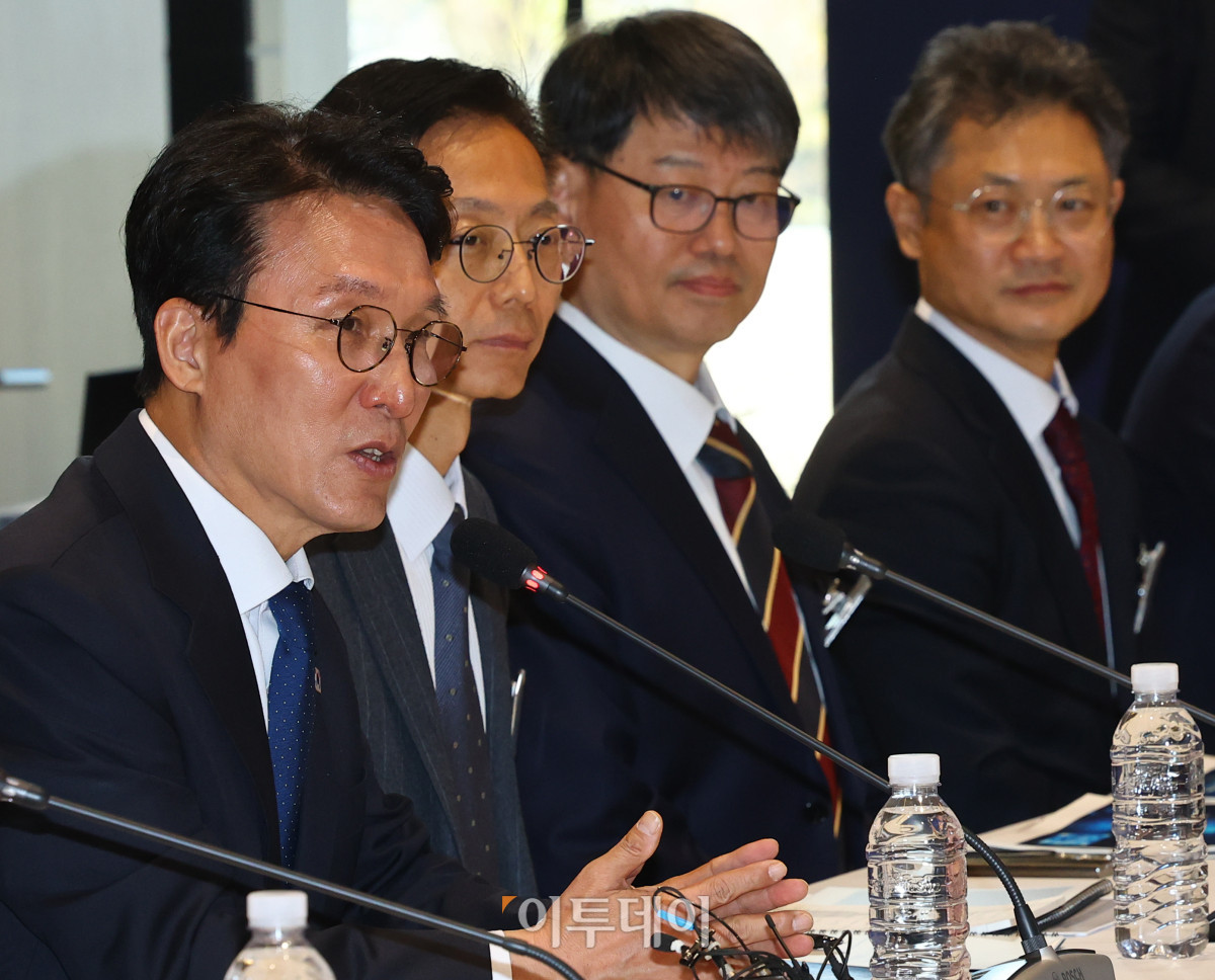 ▲김민석 국무총리가 14일 경기도 화성시 기아오토랜드 화성 내 화성대에서 미래차 산업전략 대화에서 모두발언을 하고 있다. 청사사진기자단