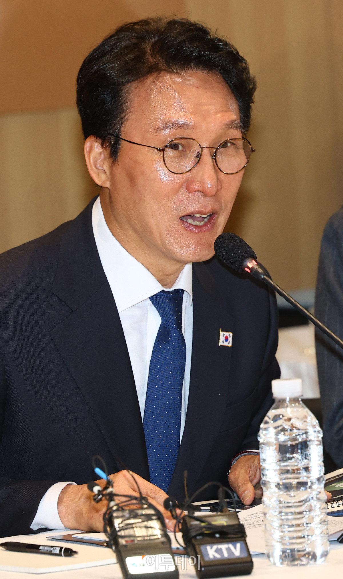 ▲김민석 국무총리가 14일 경기도 화성시 기아오토랜드 화성 내 화성대에서 미래차 산업전략 대화에서 모두발언을 하고 있다. 청사사진기자단