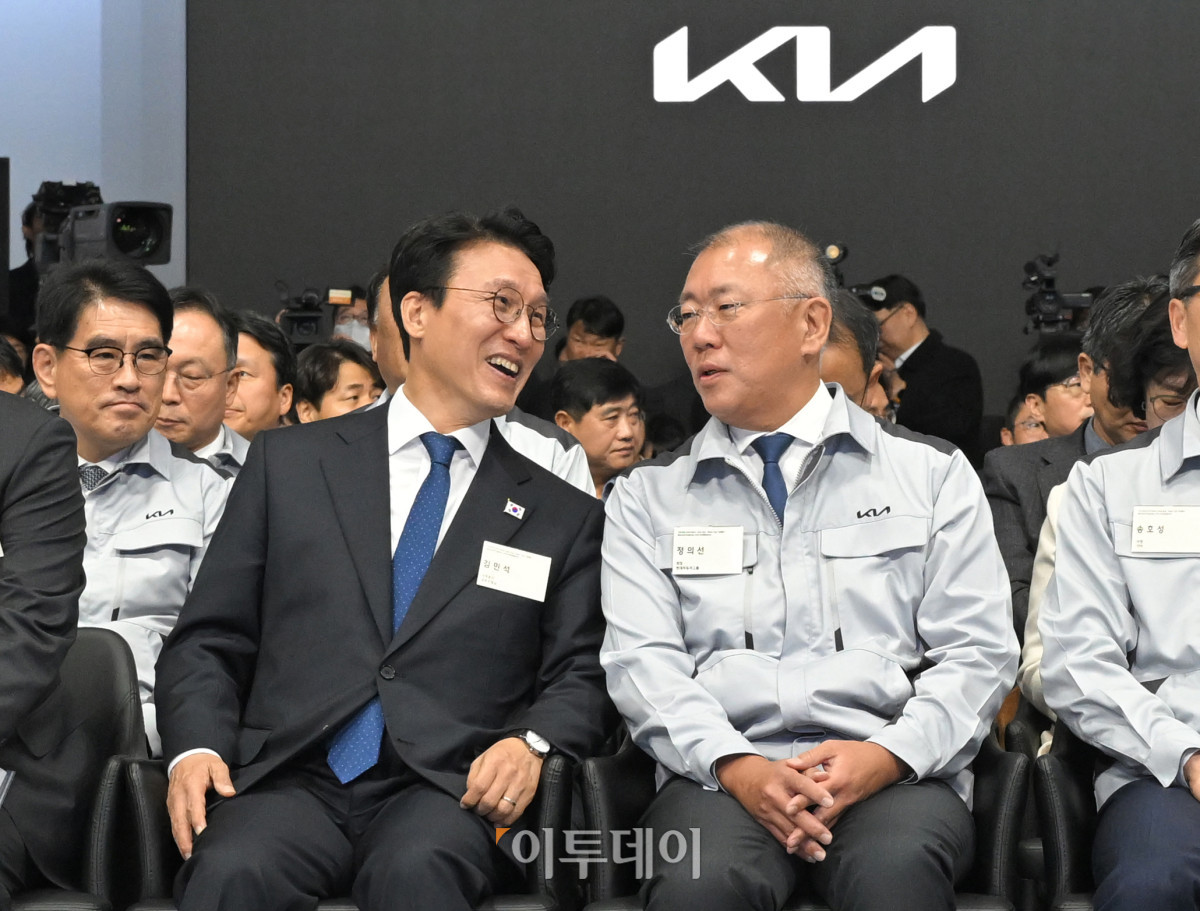 ▲김민석(왼쪽) 국무총리와 정의선 현대차그룹 회장이 14일 경기도 화성시 기아오토랜드 화성에 열린 기아 화성 EVO 플랜트 준공식 및 기공식에서 대화를 하고 있다. 청사사진기자단