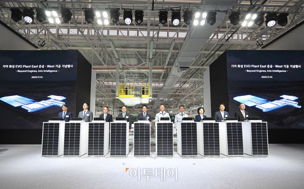 ▲김민석 국무총리와 정의선 현대차그룹 회장을 비롯한 참석자들이 14일 경기도 화성시 기아오토랜드 화성에 열린 기아 화성 EVO 플랜트 준공식 및 기공식에서 세레머니에 앞서 기념촬영을 하고 있다. 청사사진기자단