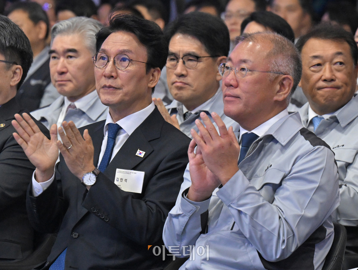 ▲김민석(왼쪽) 국무총리와 정의선 현대차그룹 회장이 14일 경기도 화성시 기아오토랜드 화성에 열린 기아 화성 EVO 플랜트 준공식 및 기공식에서 박수를 치고 있다. 청사사진기자단