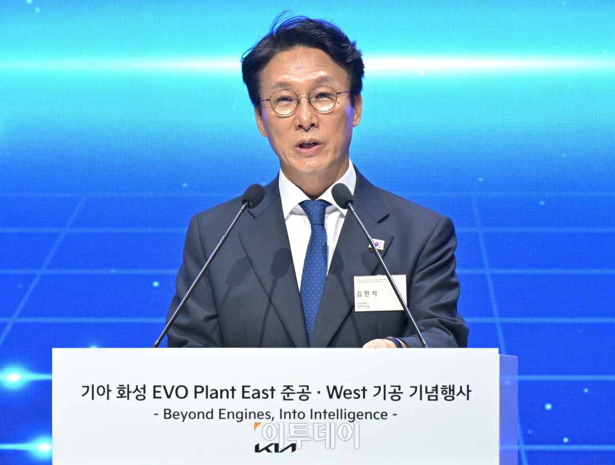 ▲김민석 국무총리가 14일 경기도 화성시 기아오토랜드 화성에 열린 기아 화성 EVO 플랜트 준공식 및 기공식에서 축사를 하고 있다. 청사사진기자단