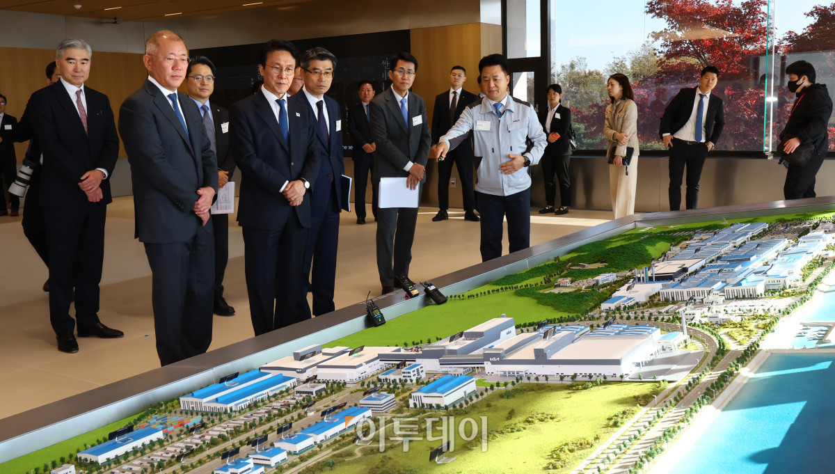 ▲김민석 국무총리와 정의선 현대차그룹 회장이 14일 경기도 화성시 기아오토랜드 화성 내 화성대에서 공장 전경을 살펴보고 있다. 청사사진기자단