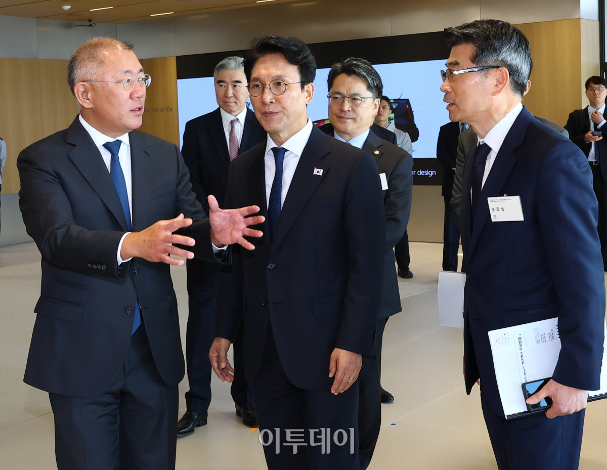 ▲김민석(가운데) 국무총리와 정의선(왼쪽) 현대차그룹 회장이 14일 경기도 화성시 기아오토랜드 화성 내 화성대에서 공장을 살펴보며 대화를 하고 있다. 청사사진기자단