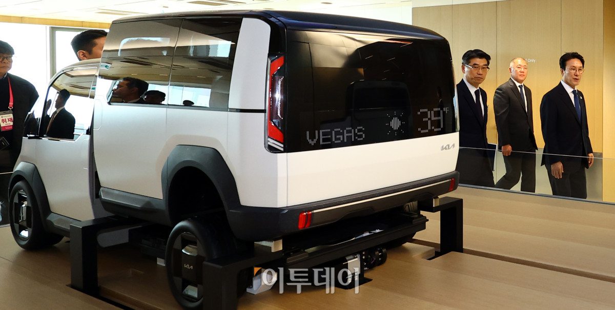 ▲김민석 국무총리와 정의선 현대차그룹 회장이 14일 경기도 화성시 기아오토랜드 화성 내 화성대에서 공장 전경을 살펴보고 있다. 청사사진기자단