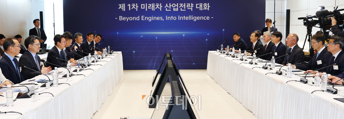 ▲김민석 국무총리와 정의선 현대차그룹 회장이 14일 경기도 화성시 기아오토랜드 화성 내 화성대에서 미래차 산업전략 대화를 하고 있다. 청사사진기자단