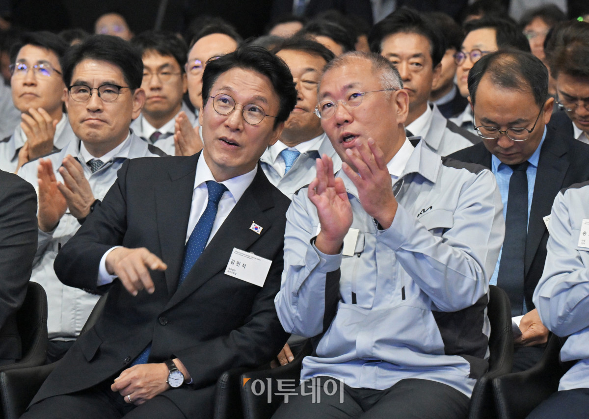 ▲김민석(왼쪽) 국무총리와 정의선 현대차그룹 회장이 14일 경기도 화성시 기아오토랜드 화성에 열린 기아 화성 EVO 플랜트 준공식 및 기공식에서 대화를 하고 있다. 청사사진기자단
