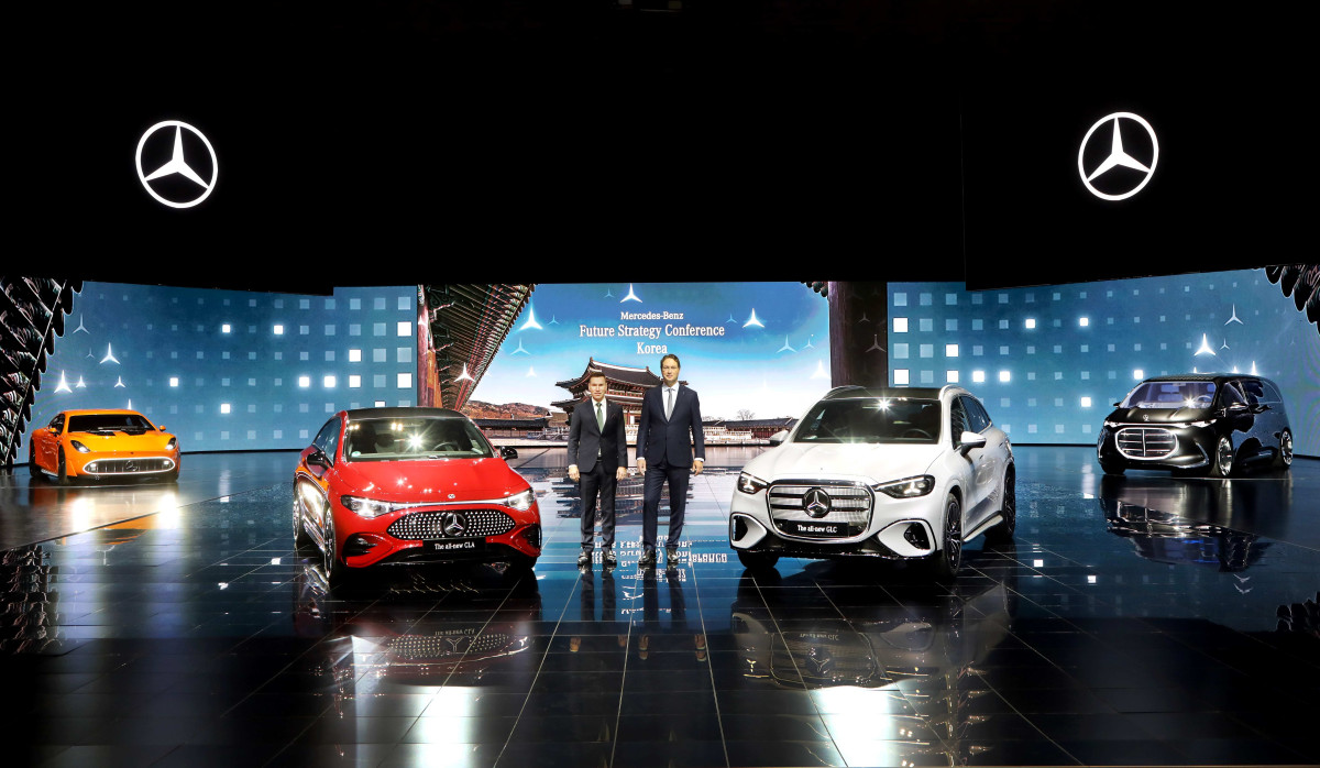 ▲ (사진 좌측부터) 메르세데스-벤츠 코리아 마티아스 바이틀 대표이사, 메르세데스-벤츠 그룹 AG 올라 칼레니우스 CEO (사진=메르세데스벤츠코리아)