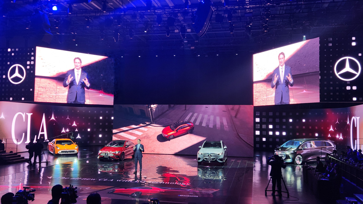 ▲올라 칼레니우스 메르세데스-벤츠 그룹 최고경영자(CEO)가 14일 인천 영종도 스튜디오파라다이스에서 열린 ‘메르세데스-벤츠 미래 전략 컨퍼런스’에서 발표를 진행하고 있다. 김채빈 기자 chaebi@