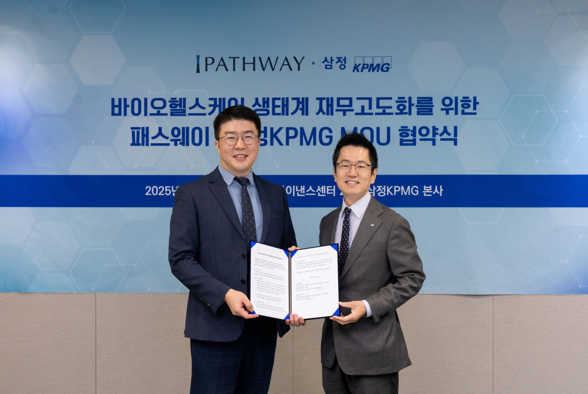 ▲김이동 삼정KPMG 재무자문부문 대표(우)와 이상진 패스웨이 파트너스 대표(좌)가 14 일 강남구 역삼동 삼정KPMG 본사에서 바이오 헬스케어 섹터의 재무 고도화 및 기업 가치평가 역량 강화를 위한 업무협약(MOU)을 체결 후 기념촬영을 하고 있다. (삼정KPMG)