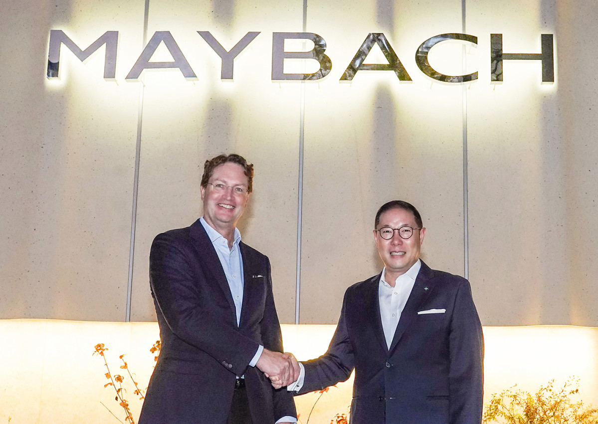 ▲조현상 HS효성 부회장(오른쪽)과 올라 칼레니우스 메르세데스-벤츠 그룹 이사회 의장 겸 CEO(왼쪽)가 13일 서울 강남구 마이바흐 브랜드센터 서울에서 기념촬영을 하고 있다. (HS효성)