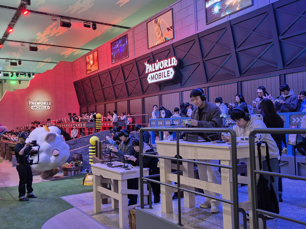 ▲14일 부산 벡스코에서 열린 지스타에서 관람객들이 게임 시연을 하고 있다. (김연진 기자 yeonjin@)