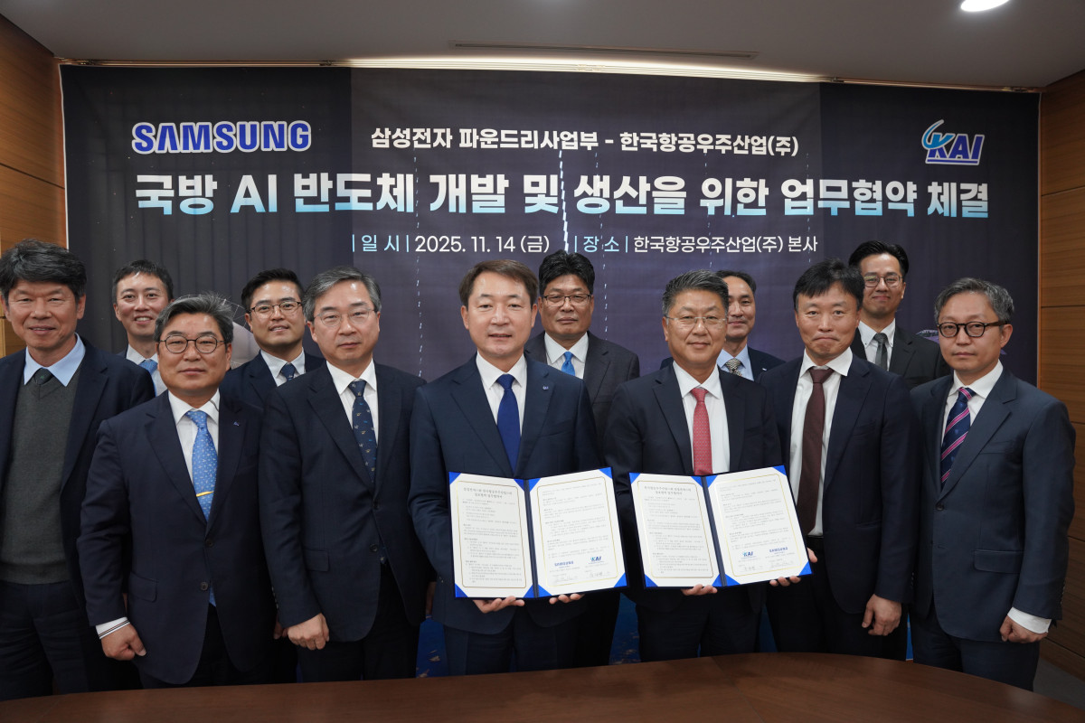 ▲차재병 KAI 대표이사(왼쪽 네 번째)와 한진만 삼성전자 파운드리 사업부 사장(왼쪽 다섯 번째)이 14일 경남 사천 KAI 본사에서 ‘항공우주산업과 방위산업 적용을 위한 AI 및 RF용 국방 반도체 개발 및 생산’을 위한 상호협력 업무 협약식에서 양사 주요 경영진과 기념사진을 촬영하고 있다. (사진= KAI)