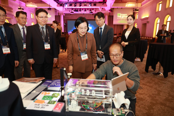 ▲한성숙 중소벤처기업부 장관이 14일 서울 강남구 라움아트센터에서 열린 ‘2025 재도전의 날‘에서 현장을 둘러보고 있다.  (사진제공=중소벤처기업부 )