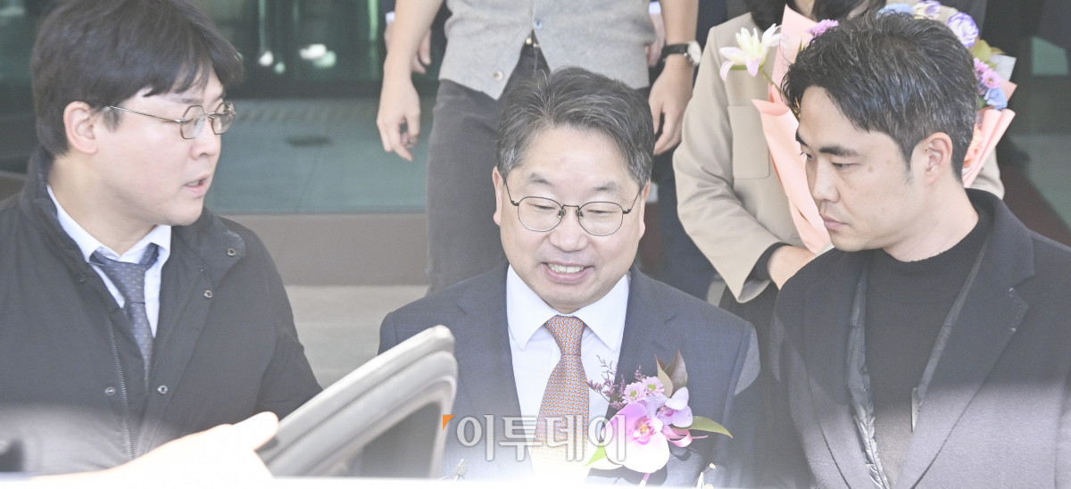 ▲대장동 항소 포기 논란으로 사의를 표명한 노만석 전 검찰총장 직무대행이 14일 서울 서초구 대검찰청에서 퇴임식을 마치고 청사를 떠나고 있다. 조현호 기자 hyunho@