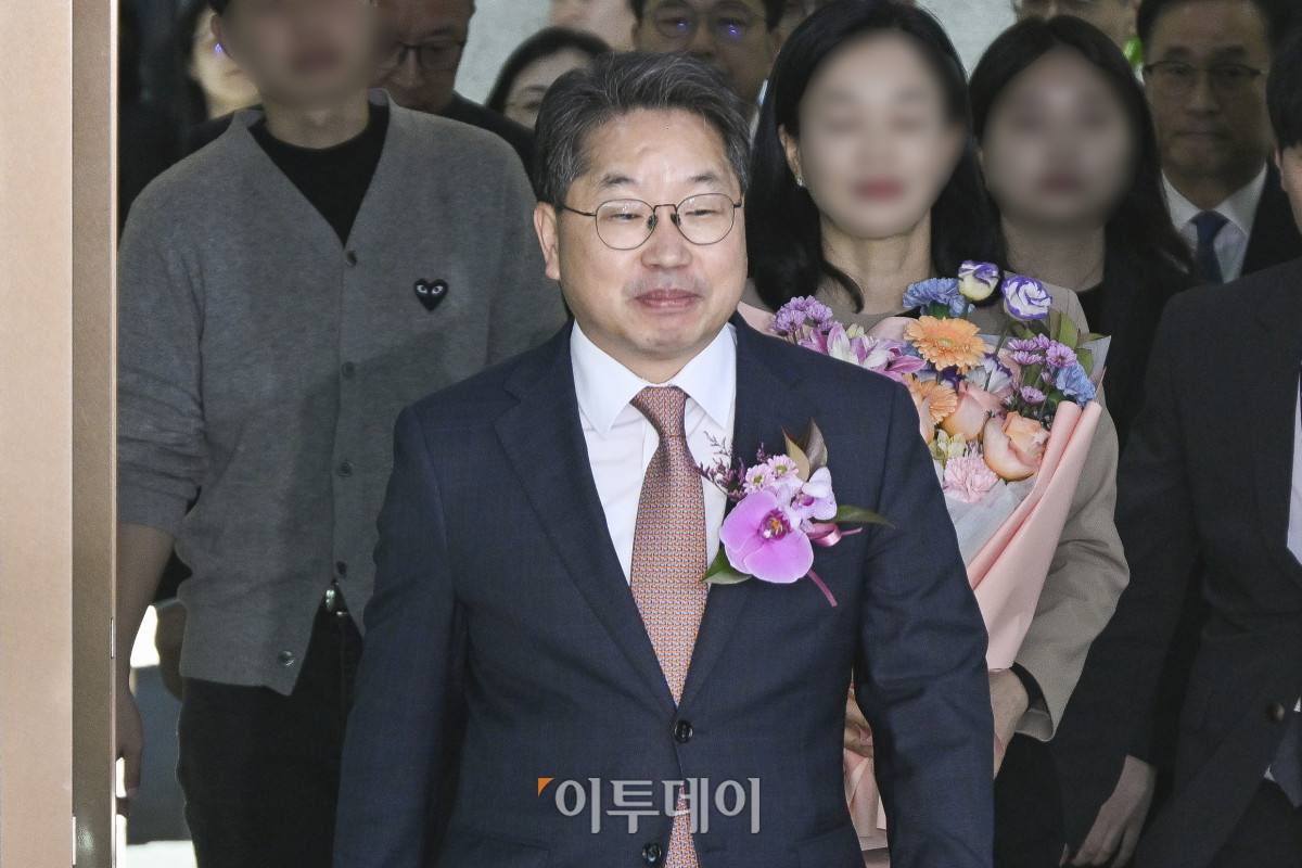 ▲대장동 항소 포기 논란으로 사의를 표명한 노만석 전 검찰총장 직무대행이 14일 서울 서초구 대검찰청에서 퇴임식을 마치고 청사를 떠나고 있다. 조현호 기자 hyunho@