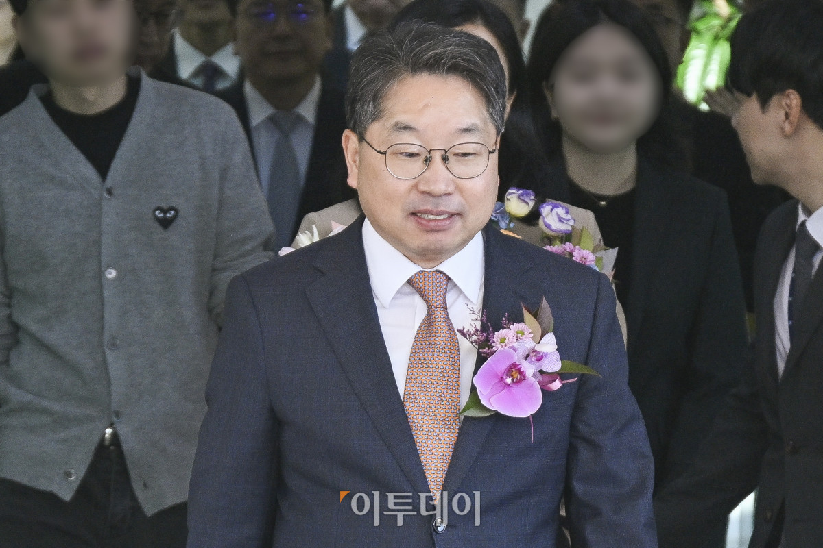 ▲대장동 항소 포기 논란으로 사의를 표명한 노만석 전 검찰총장 직무대행이 14일 서울 서초구 대검찰청에서 퇴임식을 마치고 청사를 떠나고 있다. 조현호 기자 hyunho@