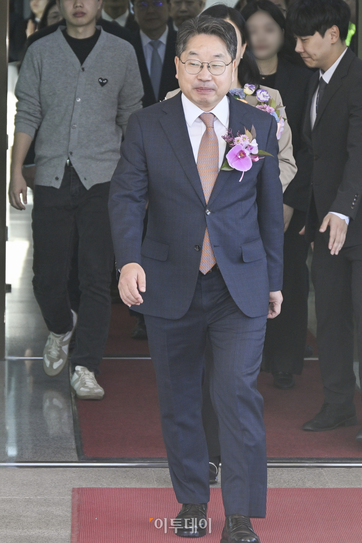 ▲대장동 항소 포기 논란으로 사의를 표명한 노만석 전 검찰총장 직무대행이 14일 서울 서초구 대검찰청에서 퇴임식을 마치고 청사를 떠나고 있다. 조현호 기자 hyunho@