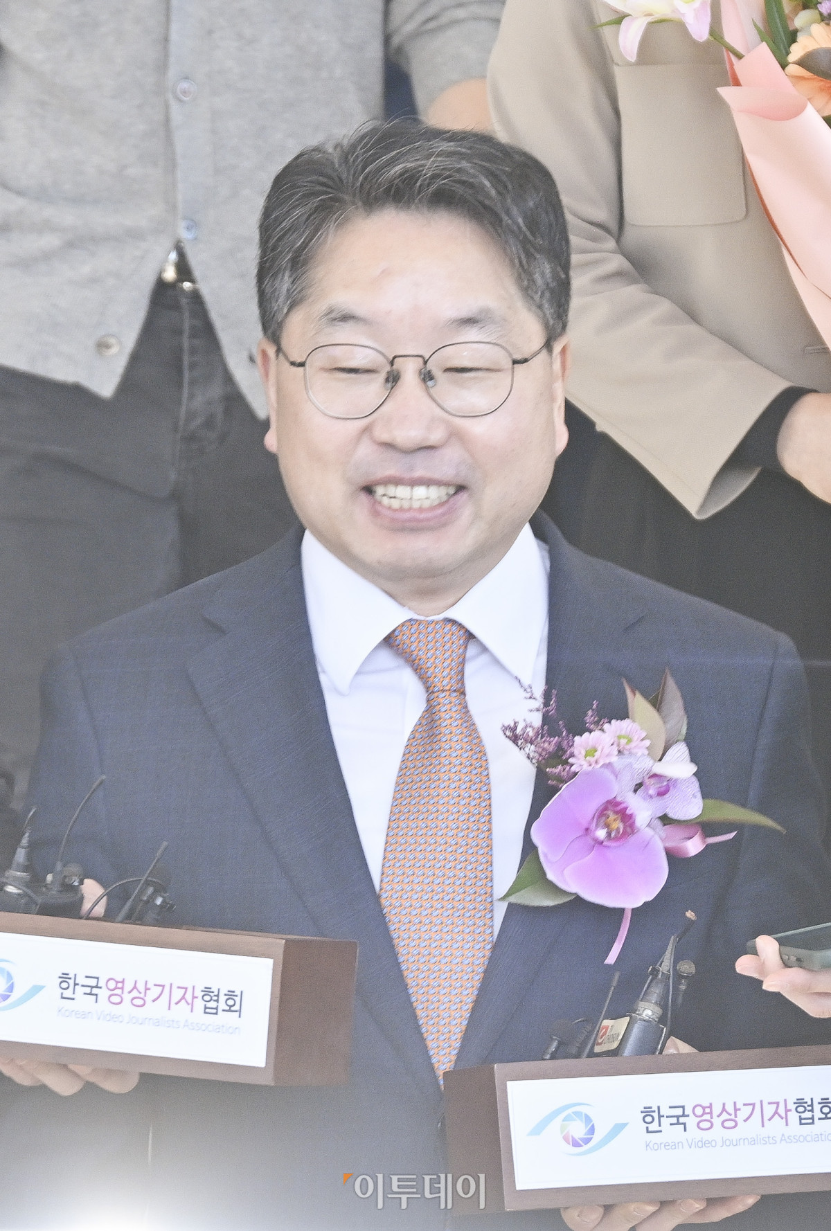 ▲대장동 항소 포기 논란으로 사의를 표명한 노만석 전 검찰총장 직무대행이 14일 서울 서초구 대검찰청에서 퇴임식을 마치고 청사를 떠나고 있다. 조현호 기자 hyunho@